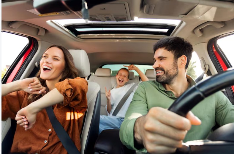 Família aproveitando uma viagem de carro